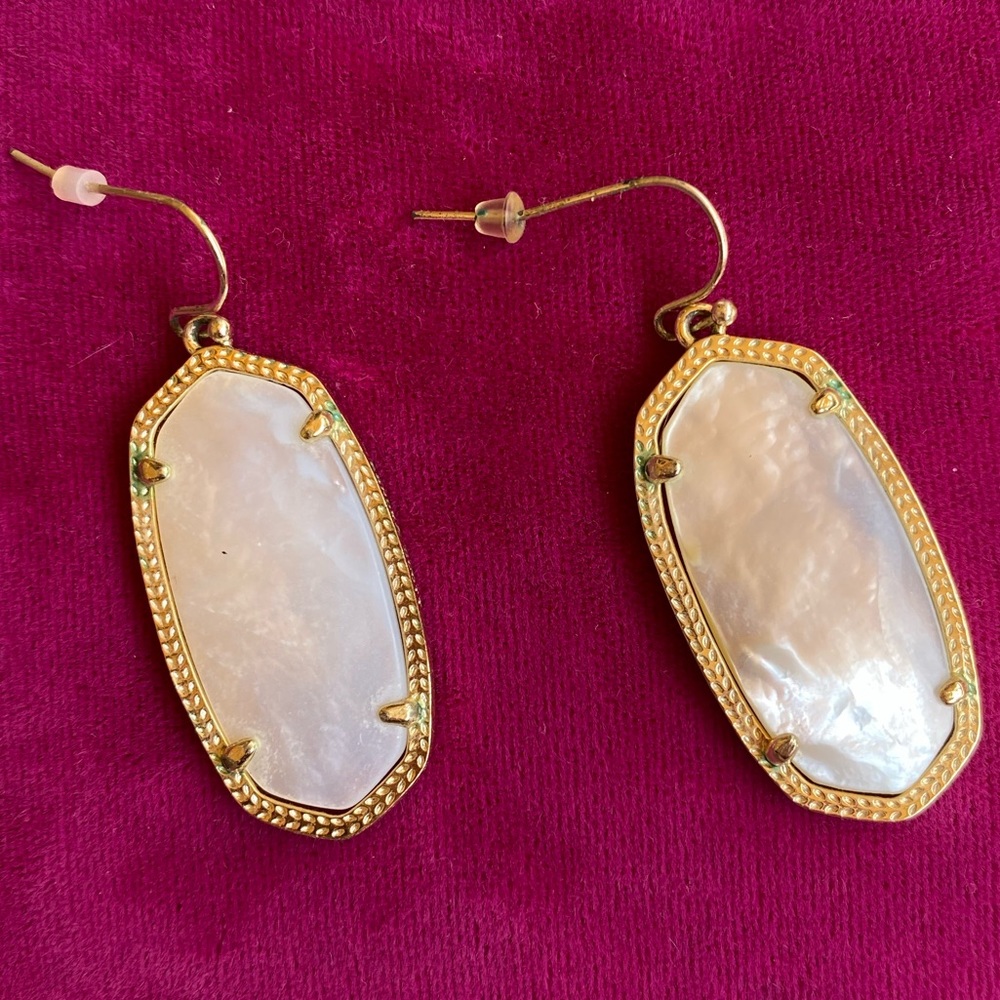 Kendra Scott Elle Earrings in White Pearl and Gold
